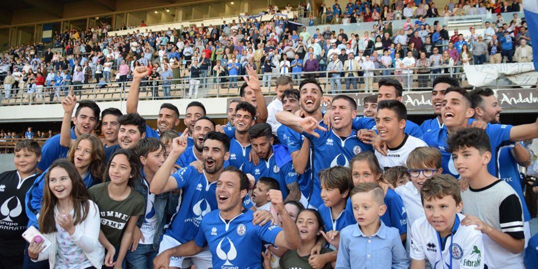 Imagen de la celebración en Chapín del ascenso a Tercera