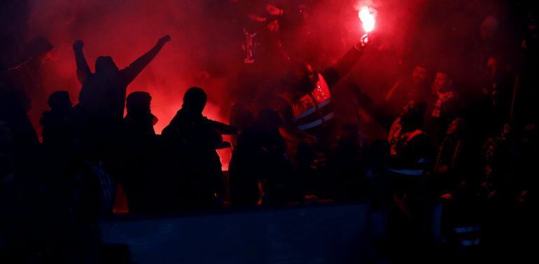 Un miembro de la seguridad del estadio Parc des Princes confisca una bengala en el partido entre el PSG y el Real Madrid.