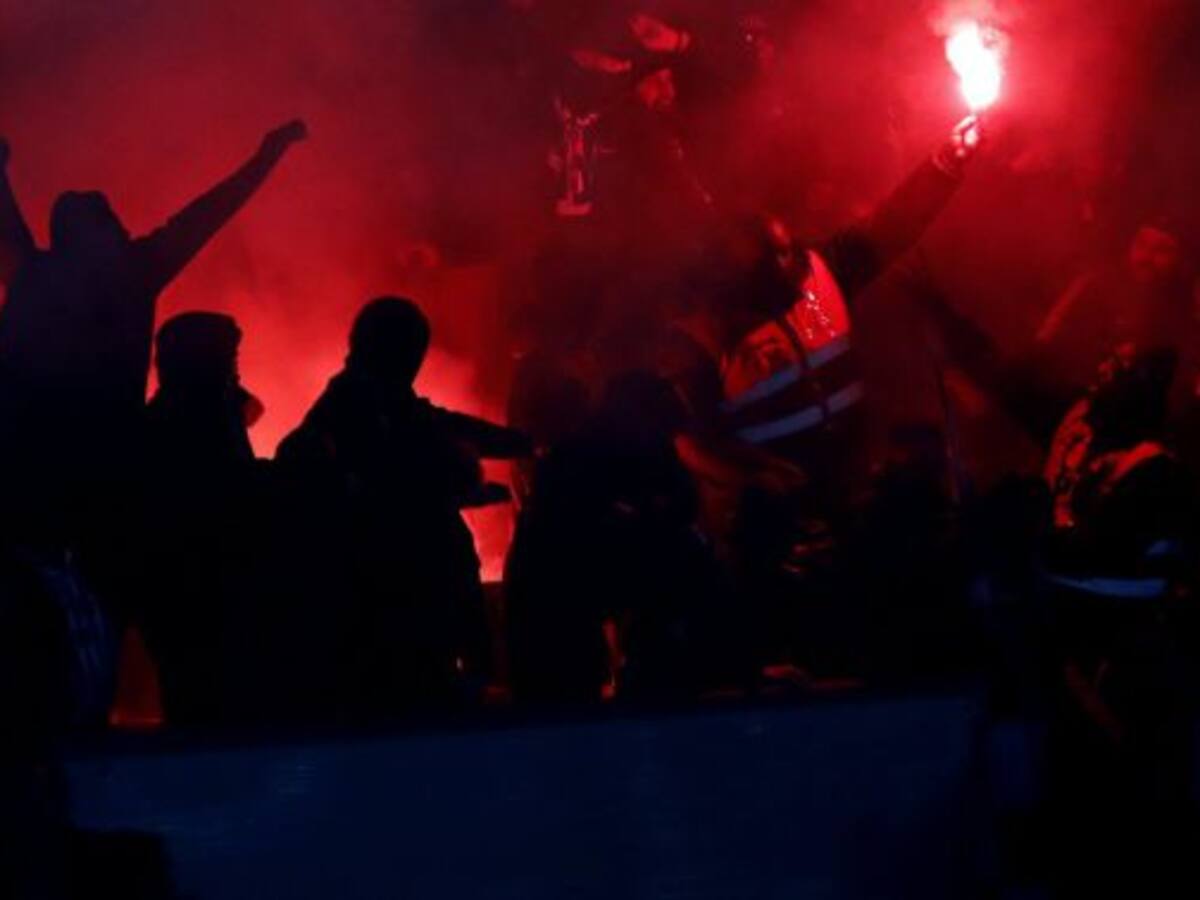 La UEFA estudia una sanción al PSG por las bengalas del partido ante el Madrid