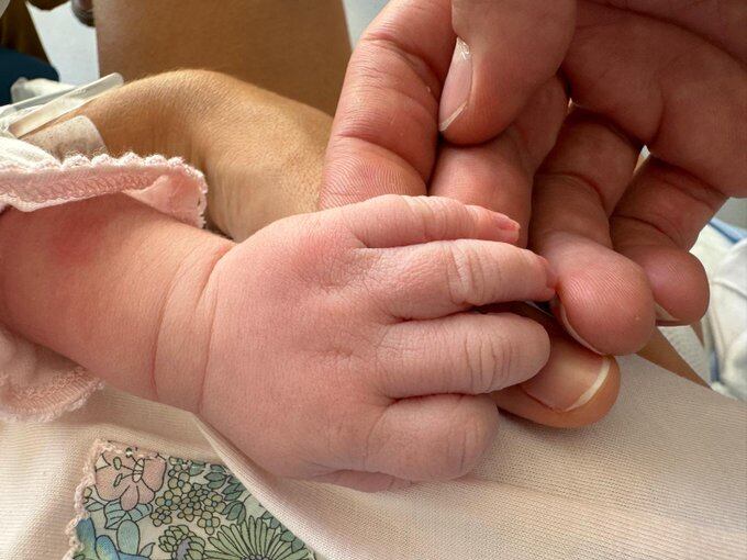 El jugador menorquí ha presentat amb aquesta tendra imatge a la seva filla Almudena.