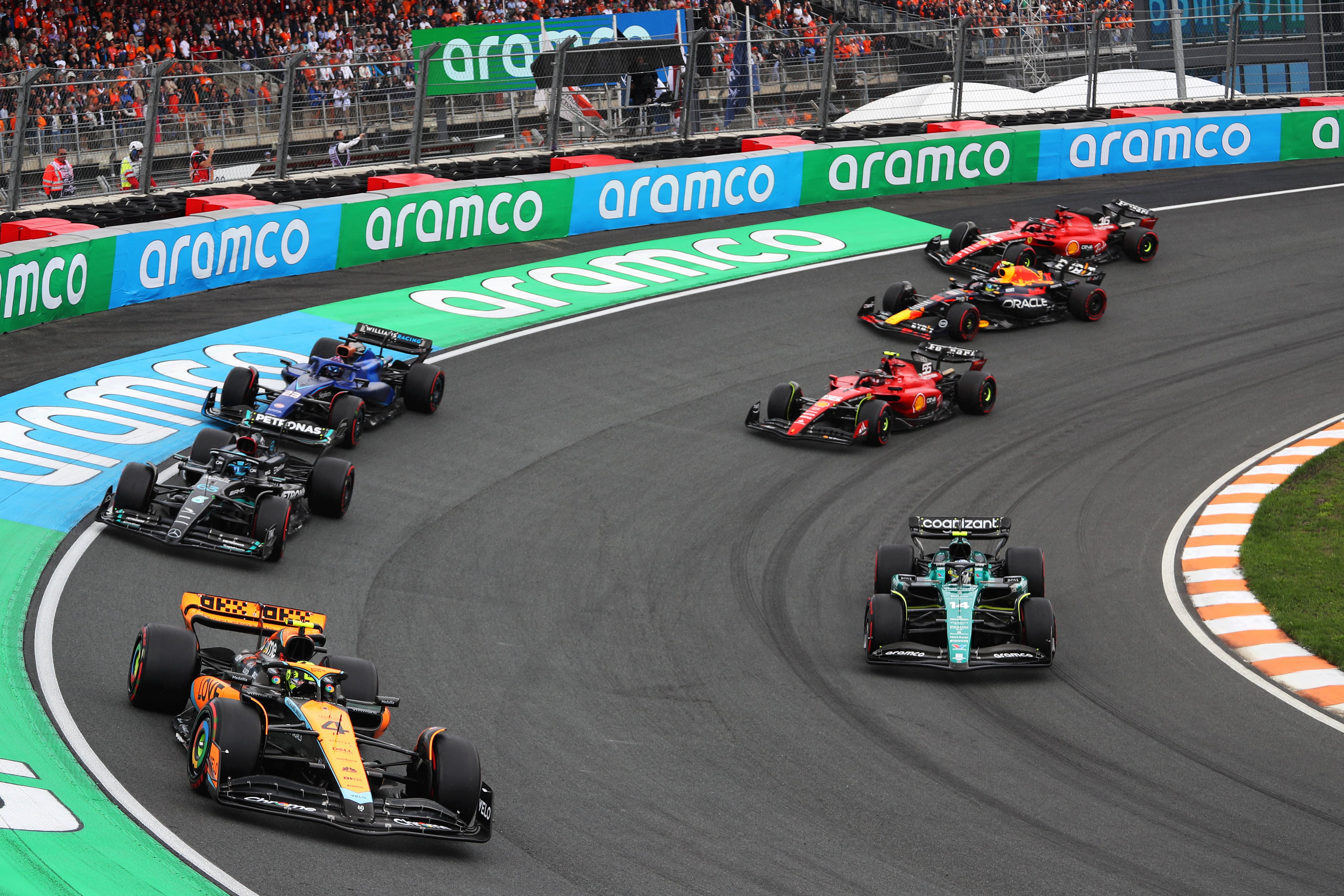 Fernando Alonso adelanta por el interior de la curva 3 en la salida del GP de los Países Bajos