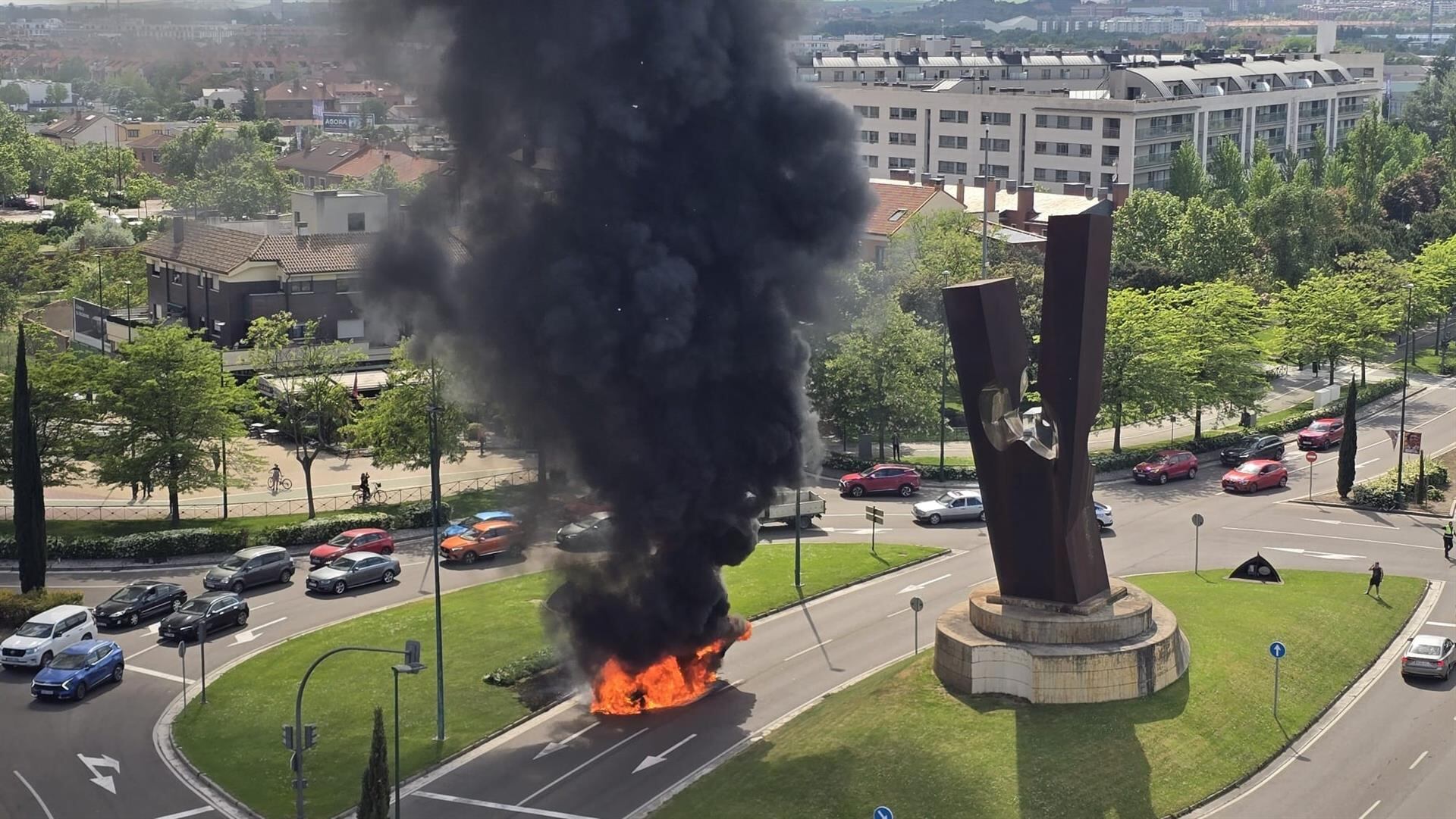 Un camión totalmente calcinado en un incendio en el Paseo de Zorrilla de Valladolid, en la rotonda de Vallsur. - EUROPA PRESS