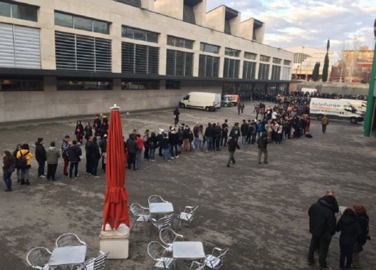 Filas para entrar al Salón del Cómic de Zaragoza el sábado por la tarde