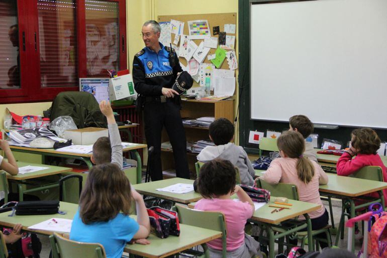 El agente José Ramón Llorente explica a los escolares del CEIP Santa Clara la labor de la Policia Local