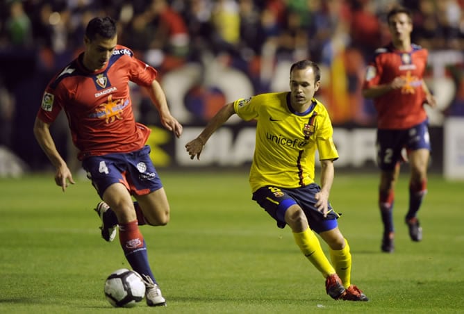 Iniesta, durante el partido ante Osasuna