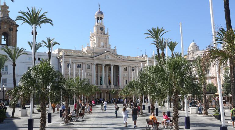 Plaza de San Juan de Dios con el Ayuntamiento de Cádiz al fondo