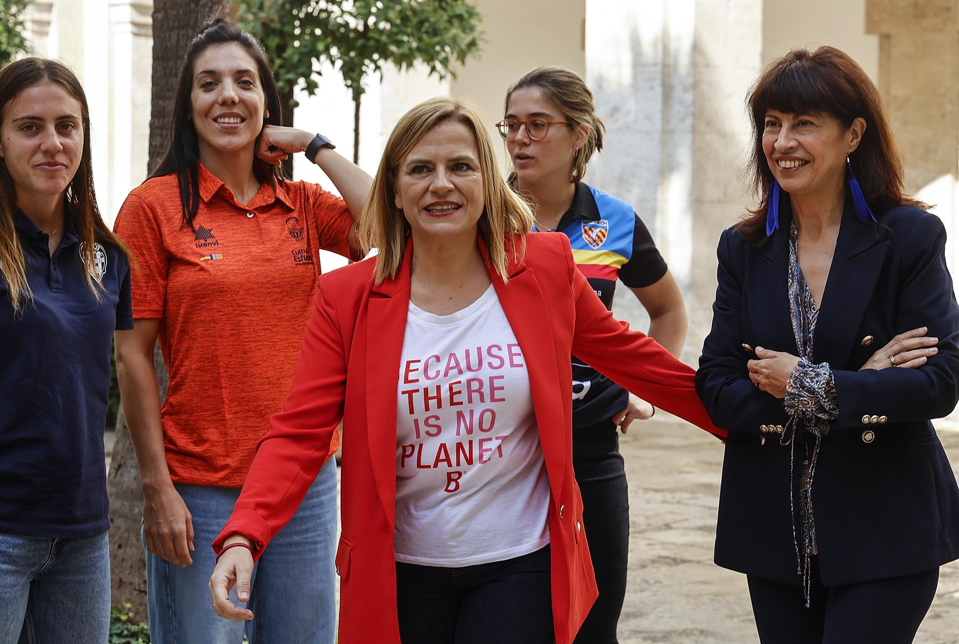 La ministra de Igualdad Ana Redondo García, junto a la Delegada del Gobierno Piar Bernabé, se reune con jugadoras del Valencia Basket, Valencia CF y Levante UD. - ROBER SOLSONA/EUROPA PRESS