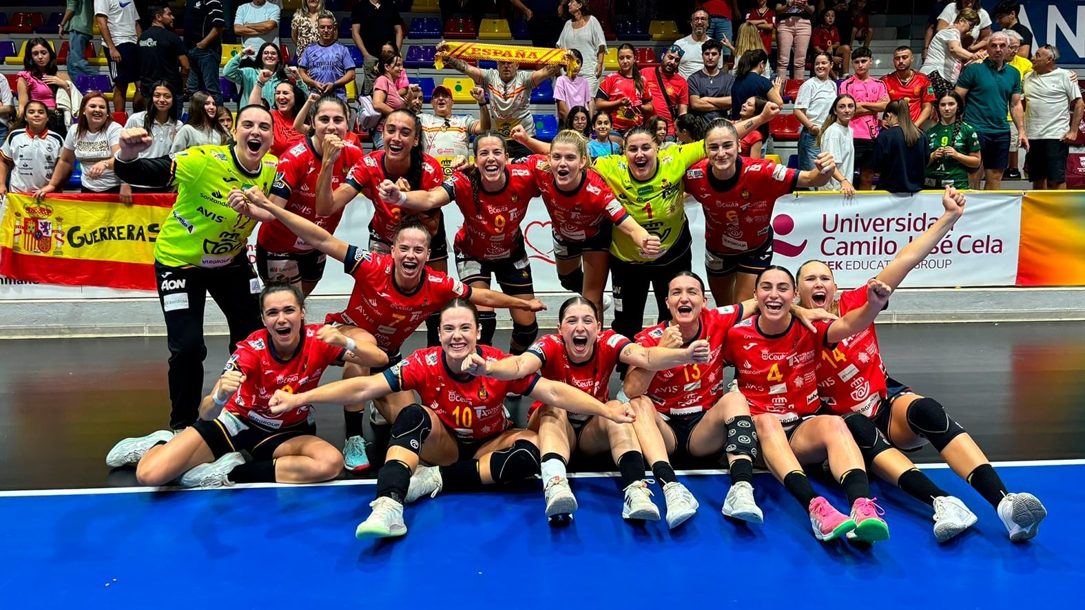 La eldense Zaira Benítez celebra el título mundial con la selección española universitaria