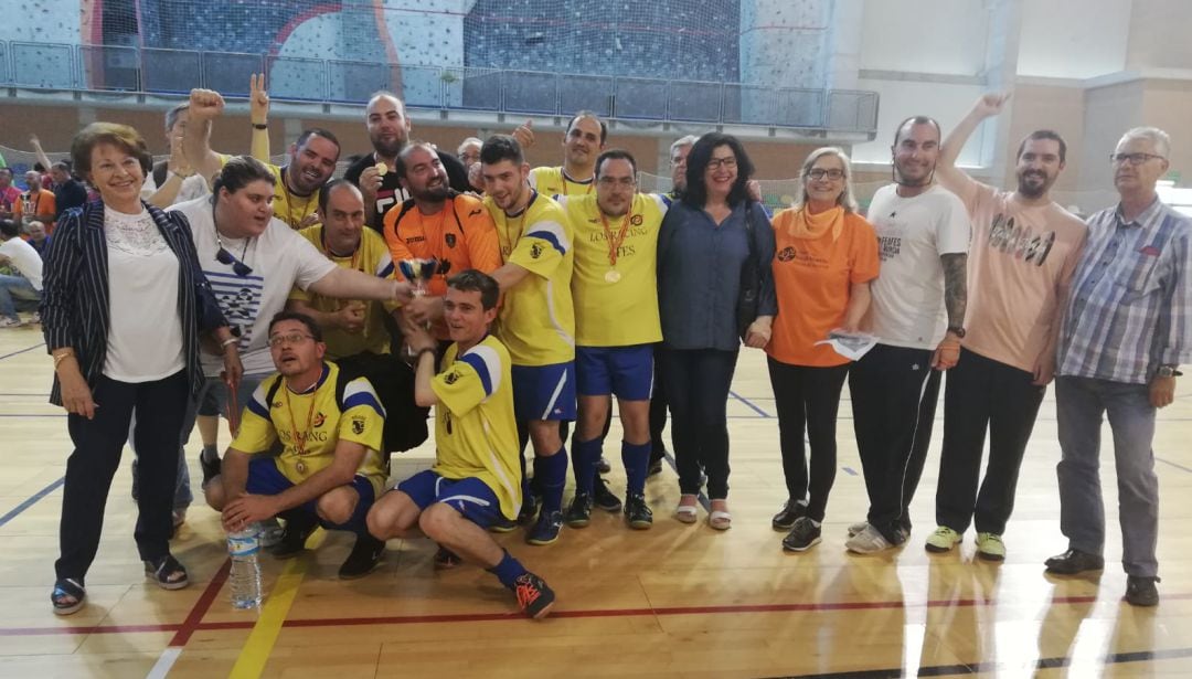 Componentes de la Federación Salud Mental Región de Murcia con los ganadores del campeonato