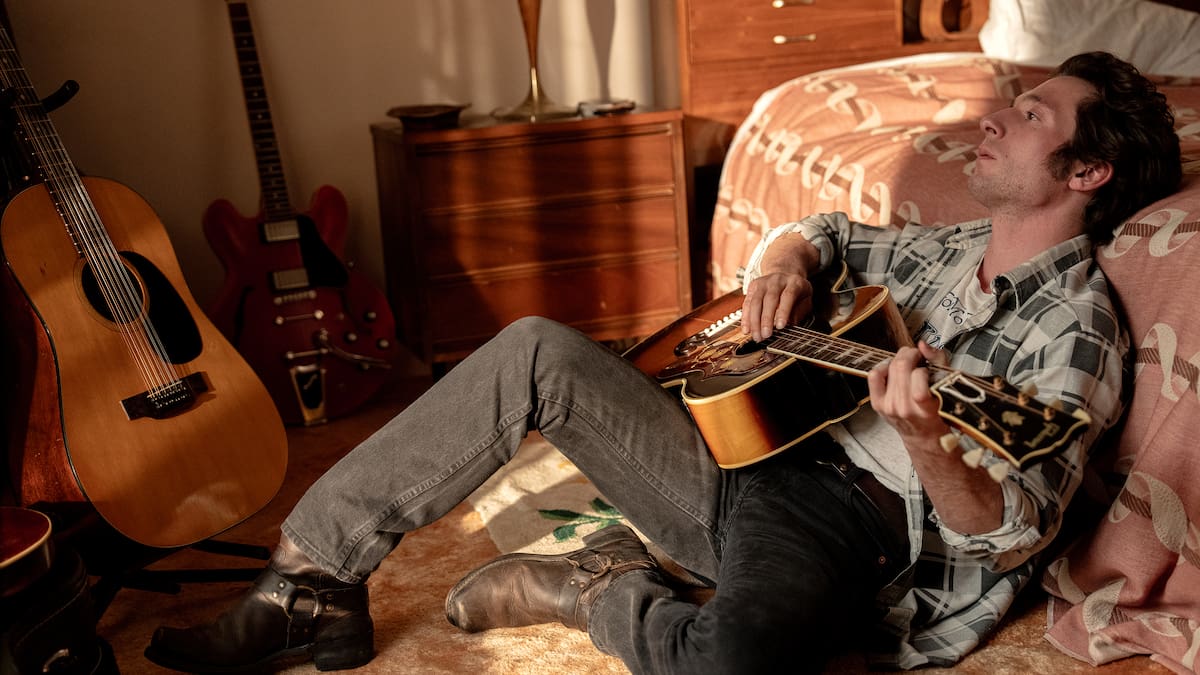 Jeremy Allen White captura la melancolía de Bruce Springsteen en un antibiopic musical