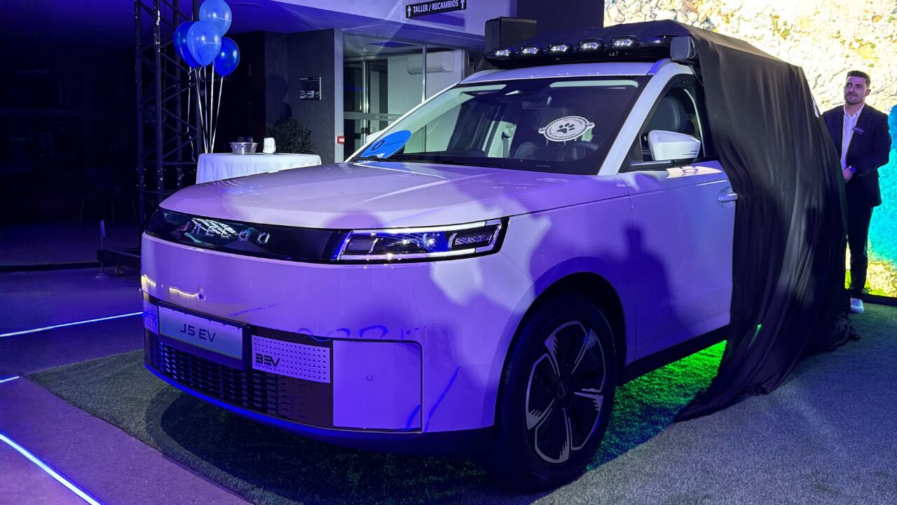 Presentación de los nuevos modelos de JAECOO 5 EV Y OMODA 5 SHS-H en el concesionario Borjamotor de Alicante