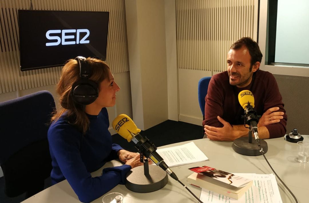 Isaac Rosa, junto a Macarena Berlín en los estudios de la Cadena SER