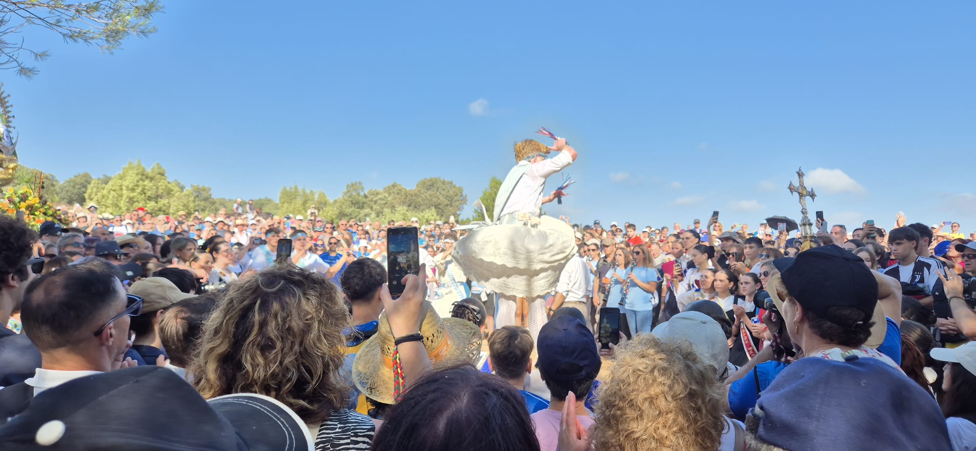 Los danzantes y los peregrinos mantienen el entusiasmo pese al largo recorrido.