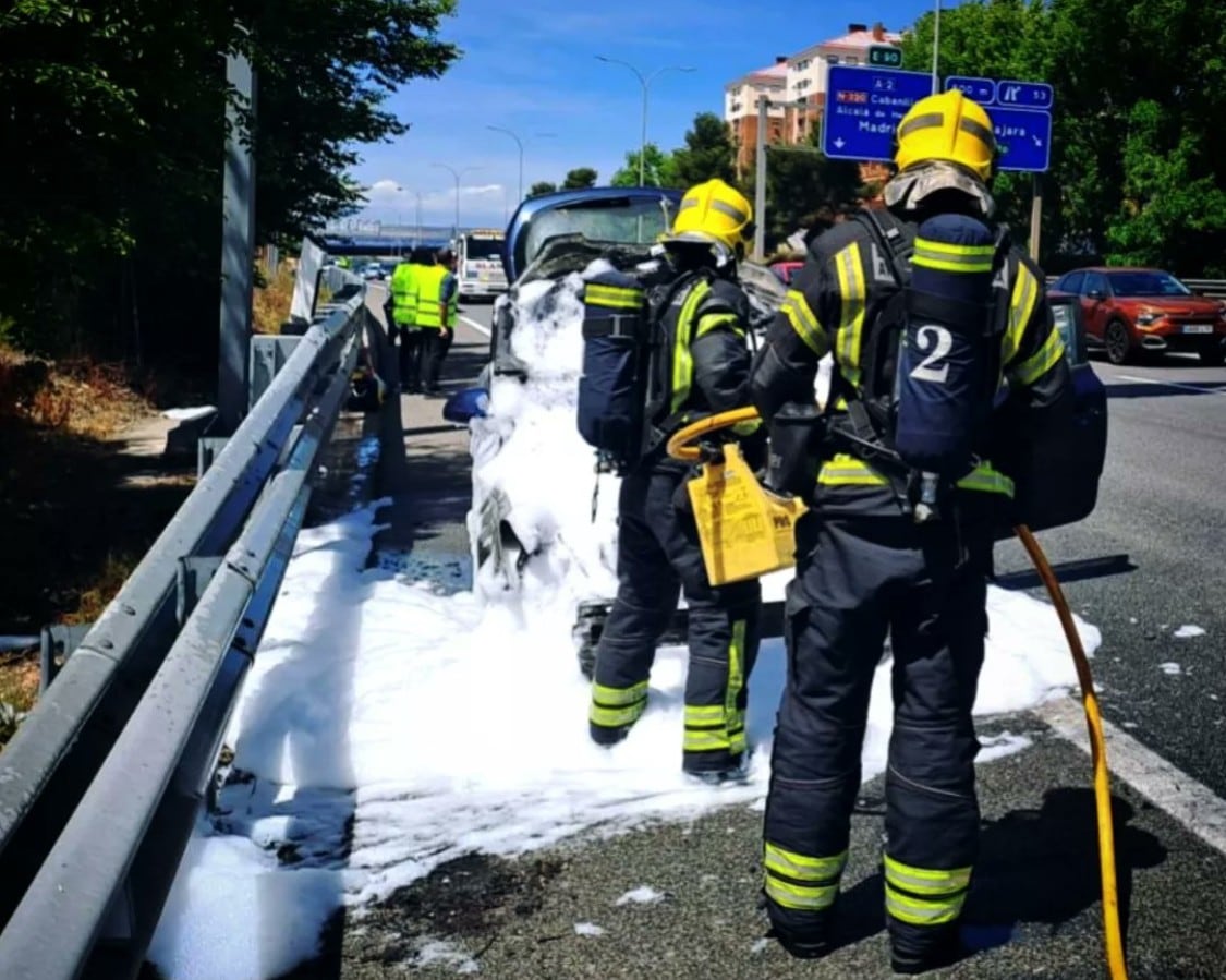 Bomberos sofocando el incendio