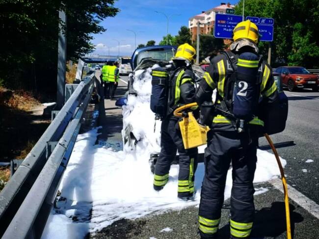 Bomberos sofocando el incendio