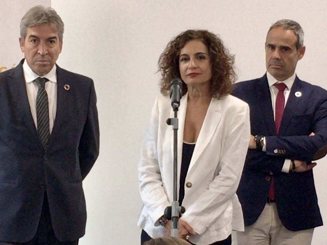 María Jesús Montero atiende a la prensa en Algeciras.