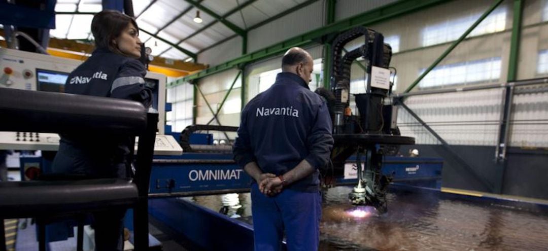 Dos operarios de Navantia presencian un corte de chapa