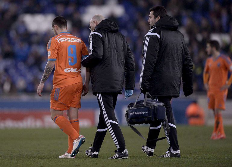 Valencia&#039;s forward Pablo Alcacer (L) leaves the pitch after being injured during the Spanish league football match RCD Espanyol vs Valencia CF atxA0the Cornella-El Prat stadium in Cornella de Llobregat on February 8, 2015.   AFP PHOTO/ JOSEP LAGO