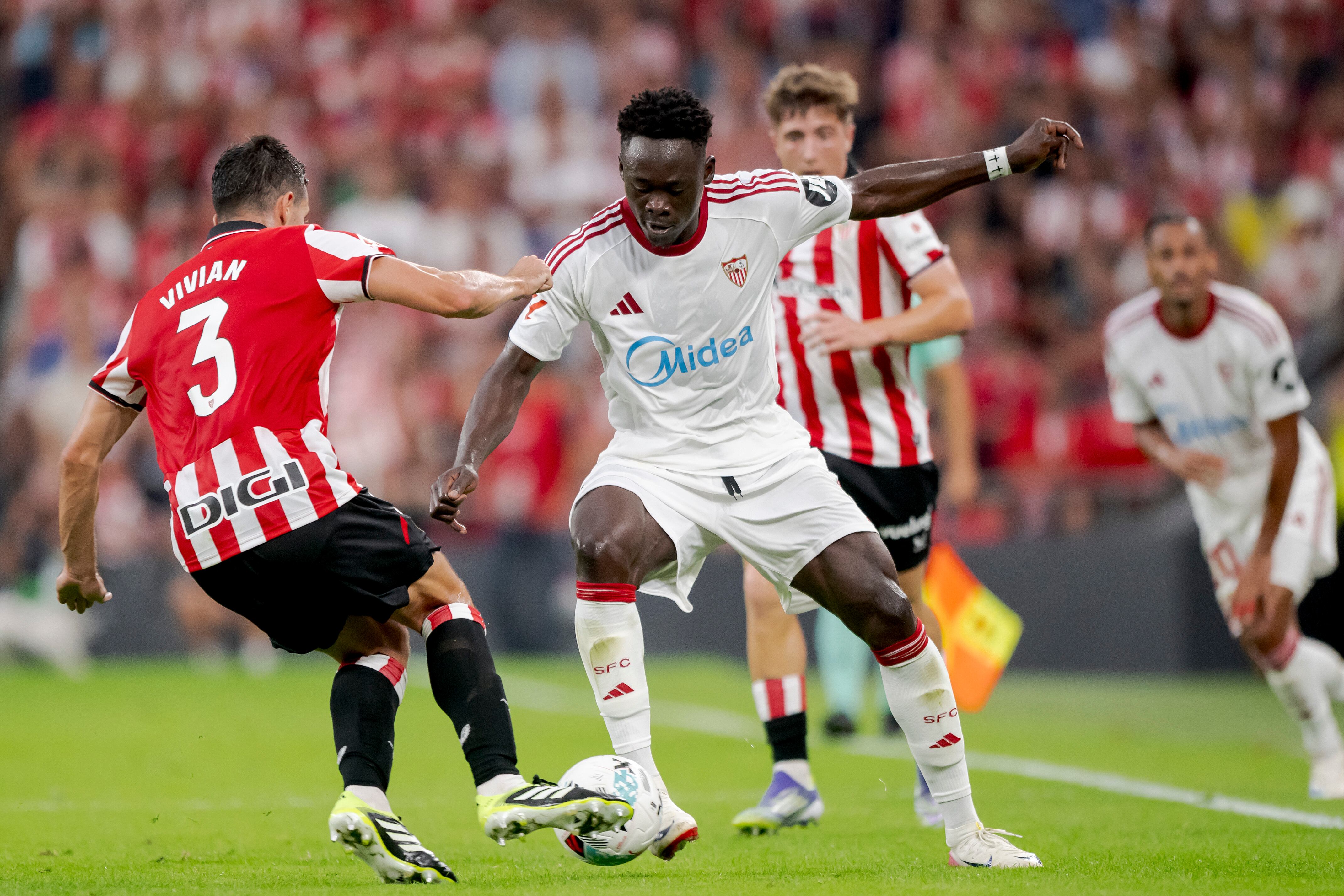 Dani Vivián y Akor Adams disputan el balón en el partido de la primera vuelta, disputado el pasado agosto en San Mamés