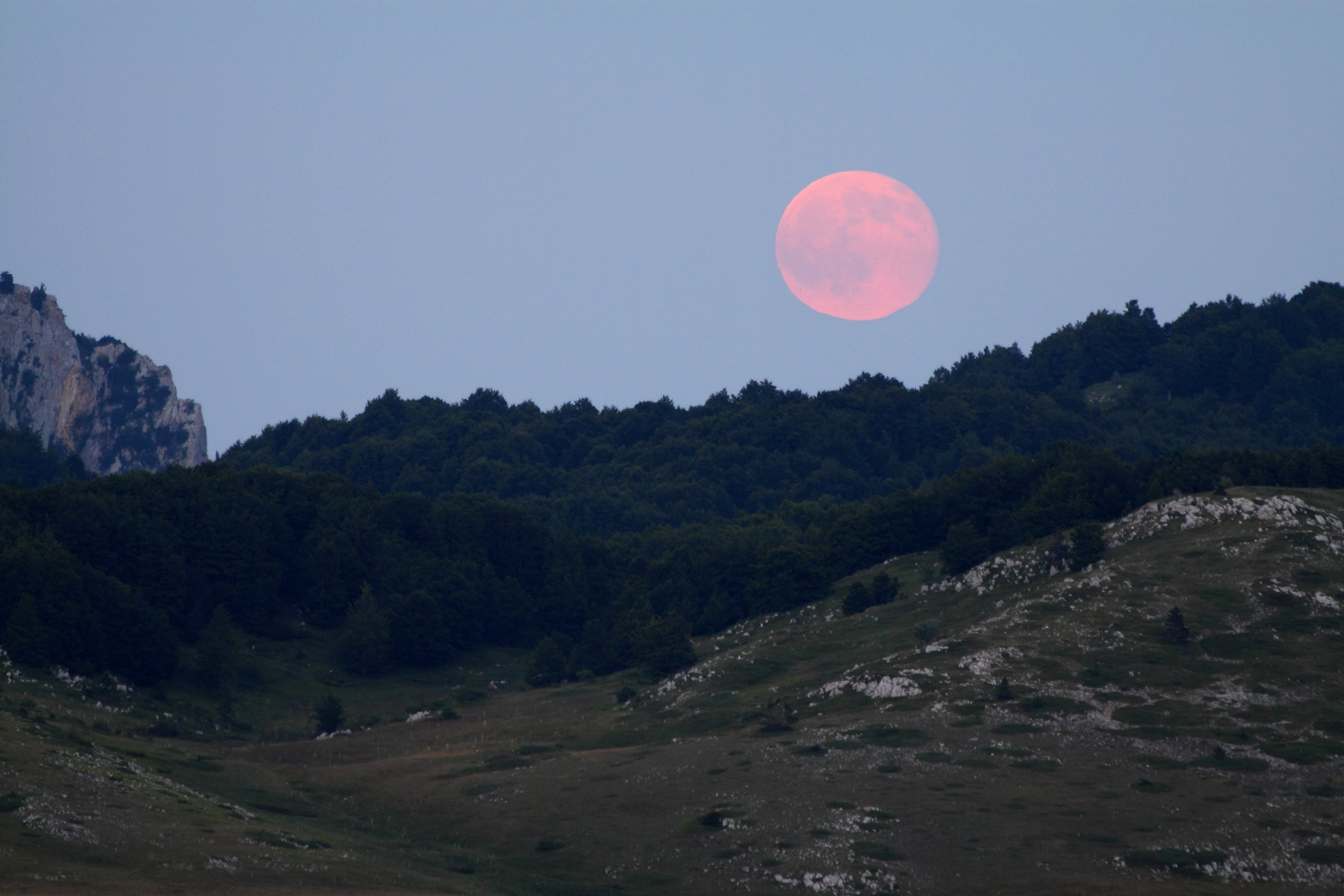 Este sábado se puede ver la luna rosa de abril 2022