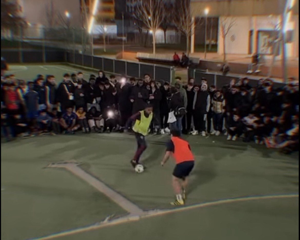 Grupo de jóvenes jugando a fútbol en Salburua, momentos antes de la llegada de la Ertzaintza.