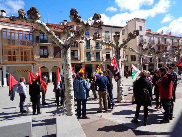 La marcha de homenaje a las víctimas del franquismo partió de la Plaza Mayor