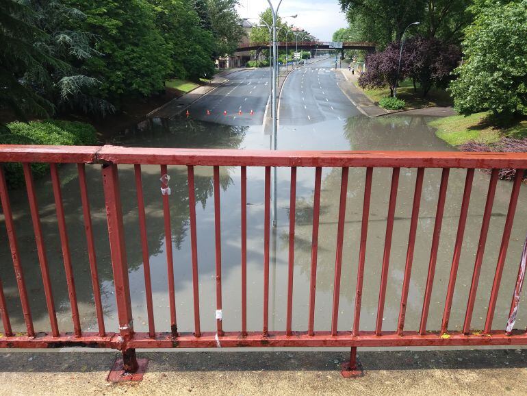 La calle Madrid anegada en el paso a desnivel bajo la Avenida Santiago