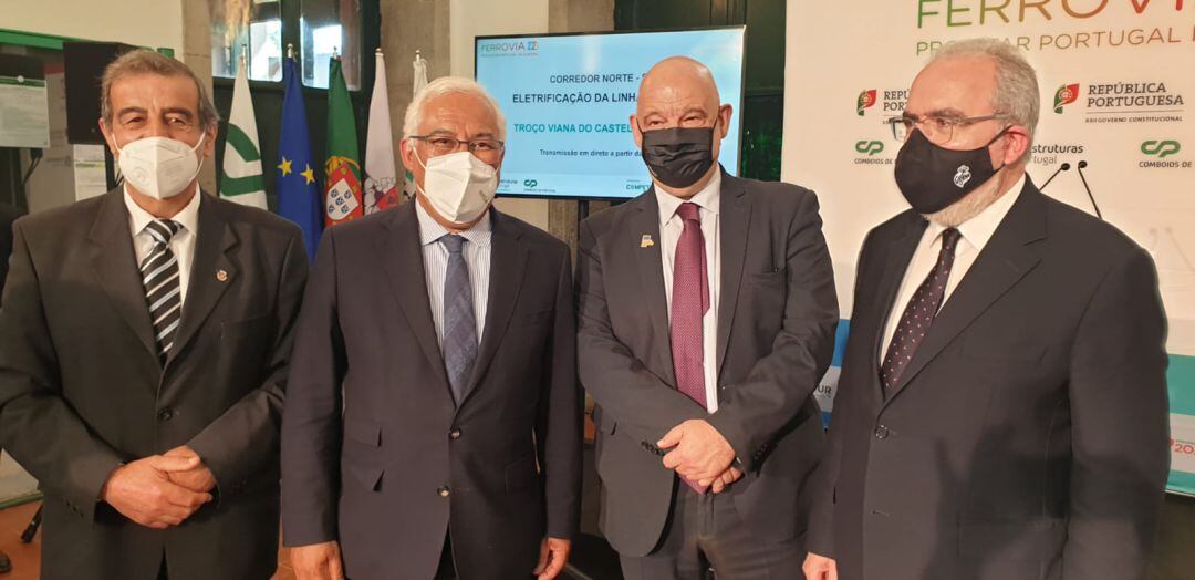 El primer ministro de Portugal, Antonio Costa posa con el secretario xeral del Eixo Atlántico, Xoan Vázquez Mao y los alcaldes de Valença y Viana