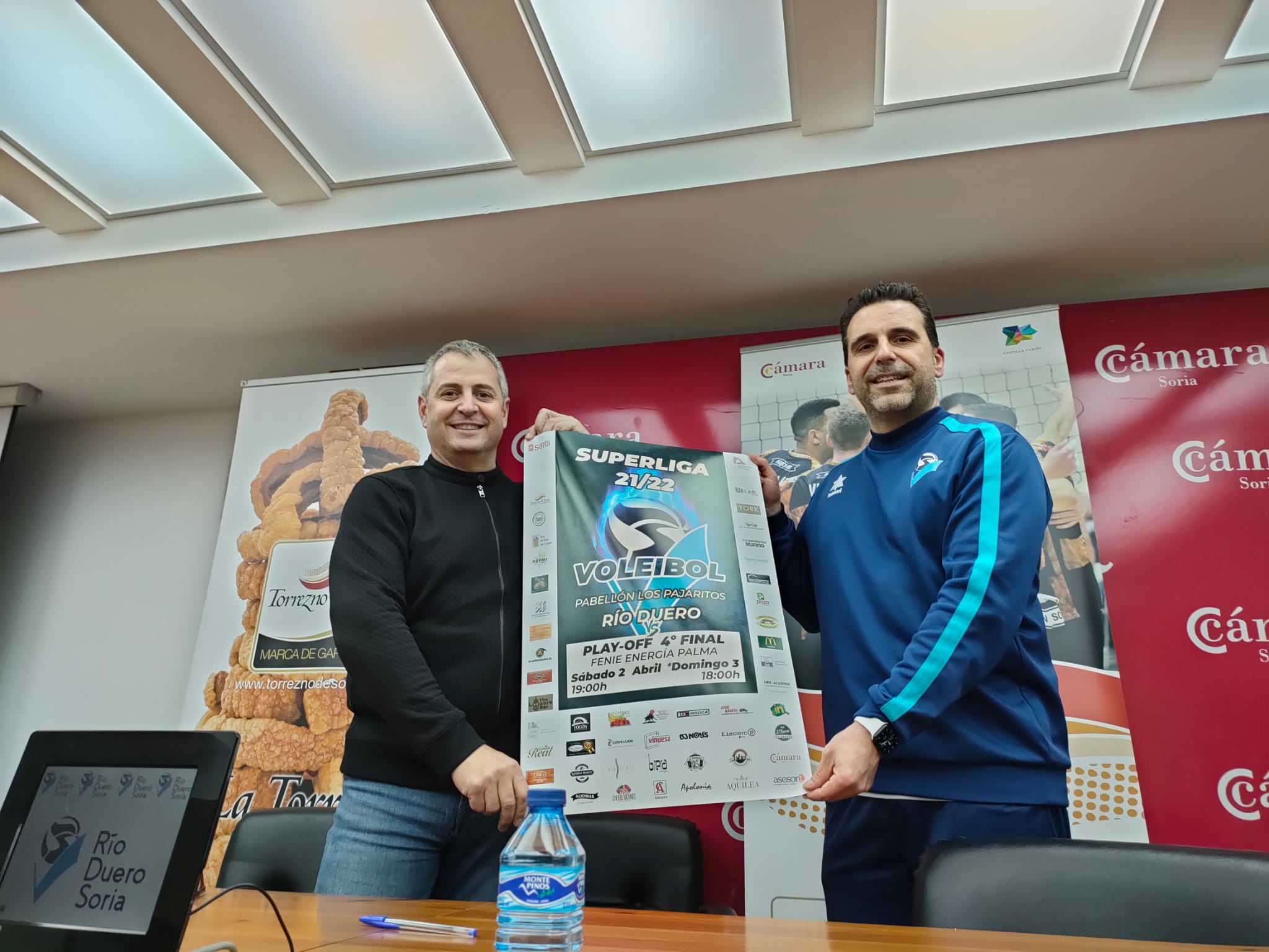 Alfredo Cabrerizo y Alberto Toribio, con el cartel de los partidos del play-off en Soria.