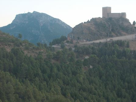 Vistas del Castillo de Segura de la Sierra y al fondo &quot;El Yelmo&quot;