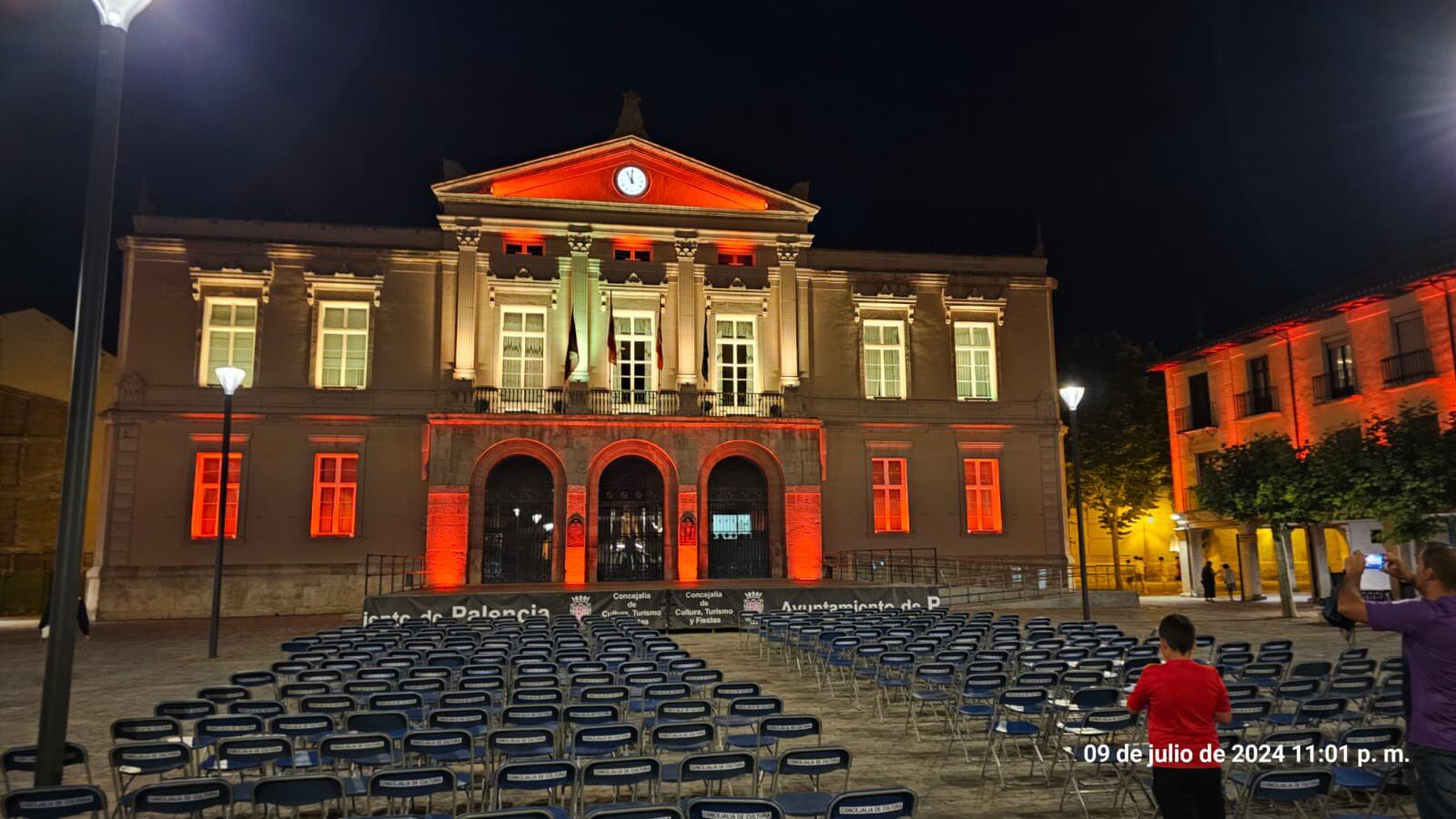 El Ayuntamiento de Palencia iluminado con los colores de la bandera de España