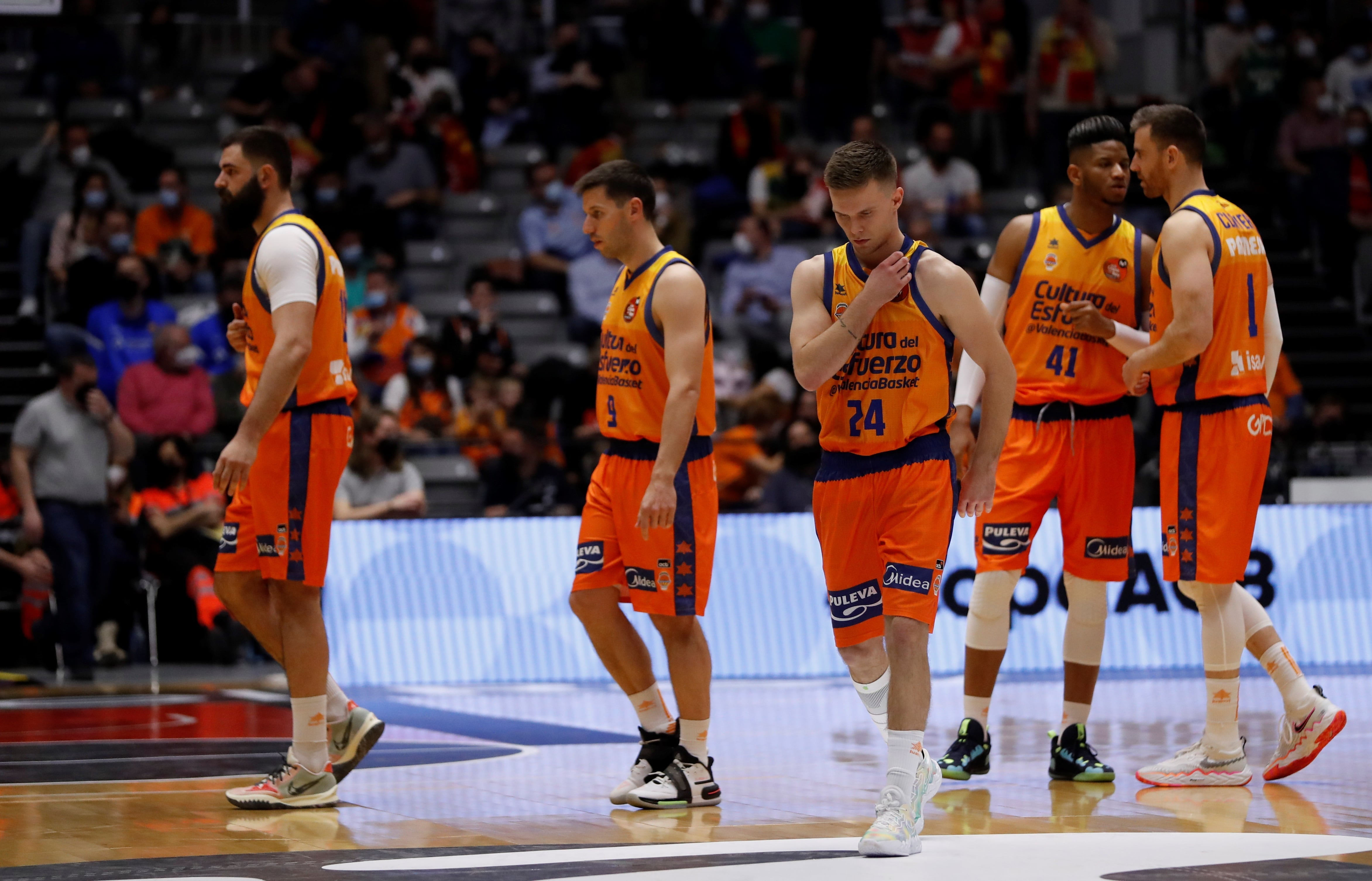 GRAF738. GRANADA, 18/02/2022.- Los jugadores del Valencia Basket (i-d) Bojan Dubljevic, Sam Van Rossom, Martin Hermannsson, Jasiel Rivero y Víctor Claver durante el partido ante el Ucam Murcia,de cuartos de final de la Copa del Rey que se disputa este viernes en el Palacio de los Deportes de Murcia.