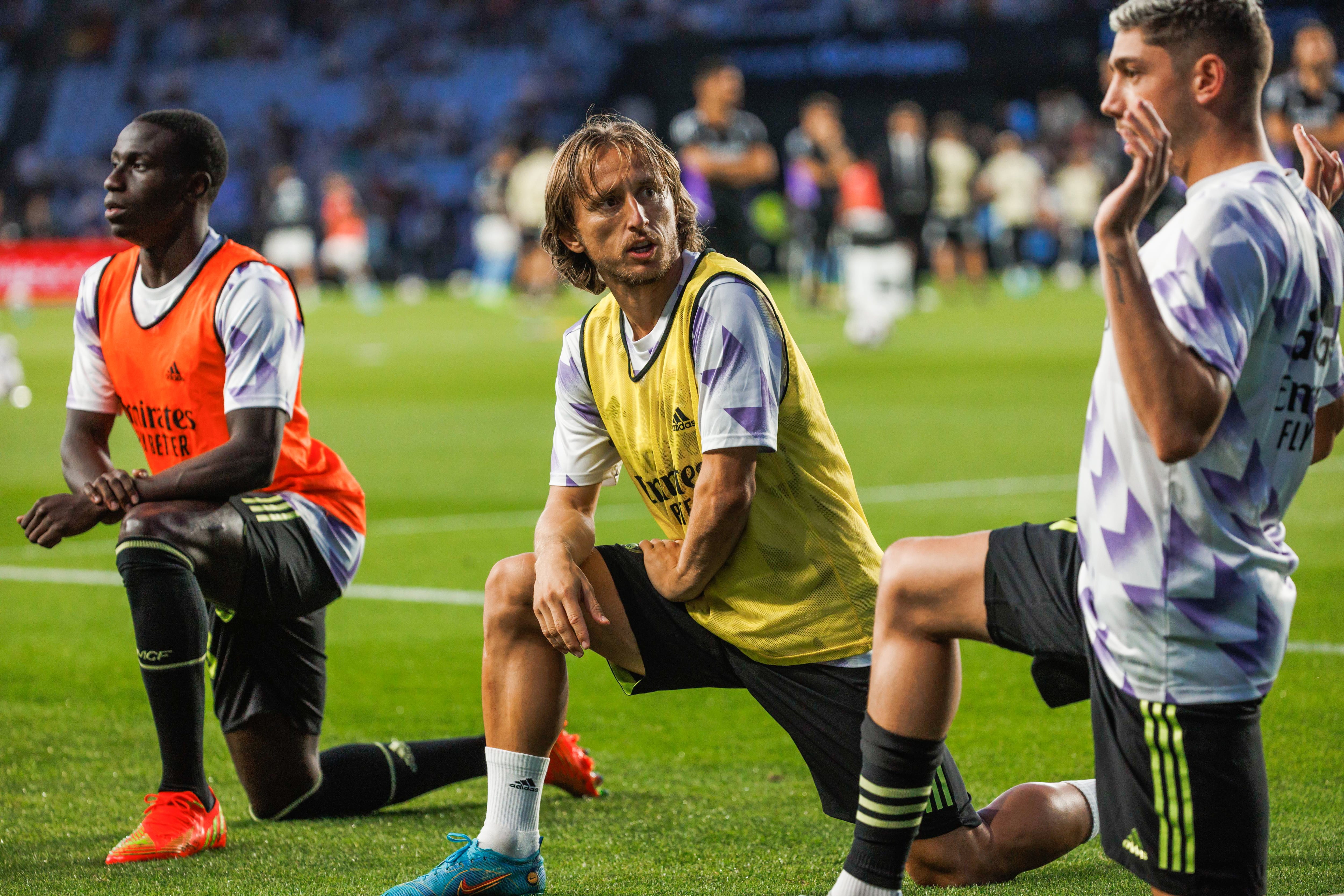 Mendy, Modric y Valverde, durante el calentamiento en Balaídos.