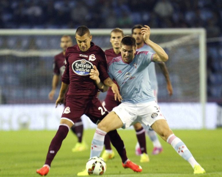 Fontás y Fariña pelean por un balón durante el Celta-Deportivo