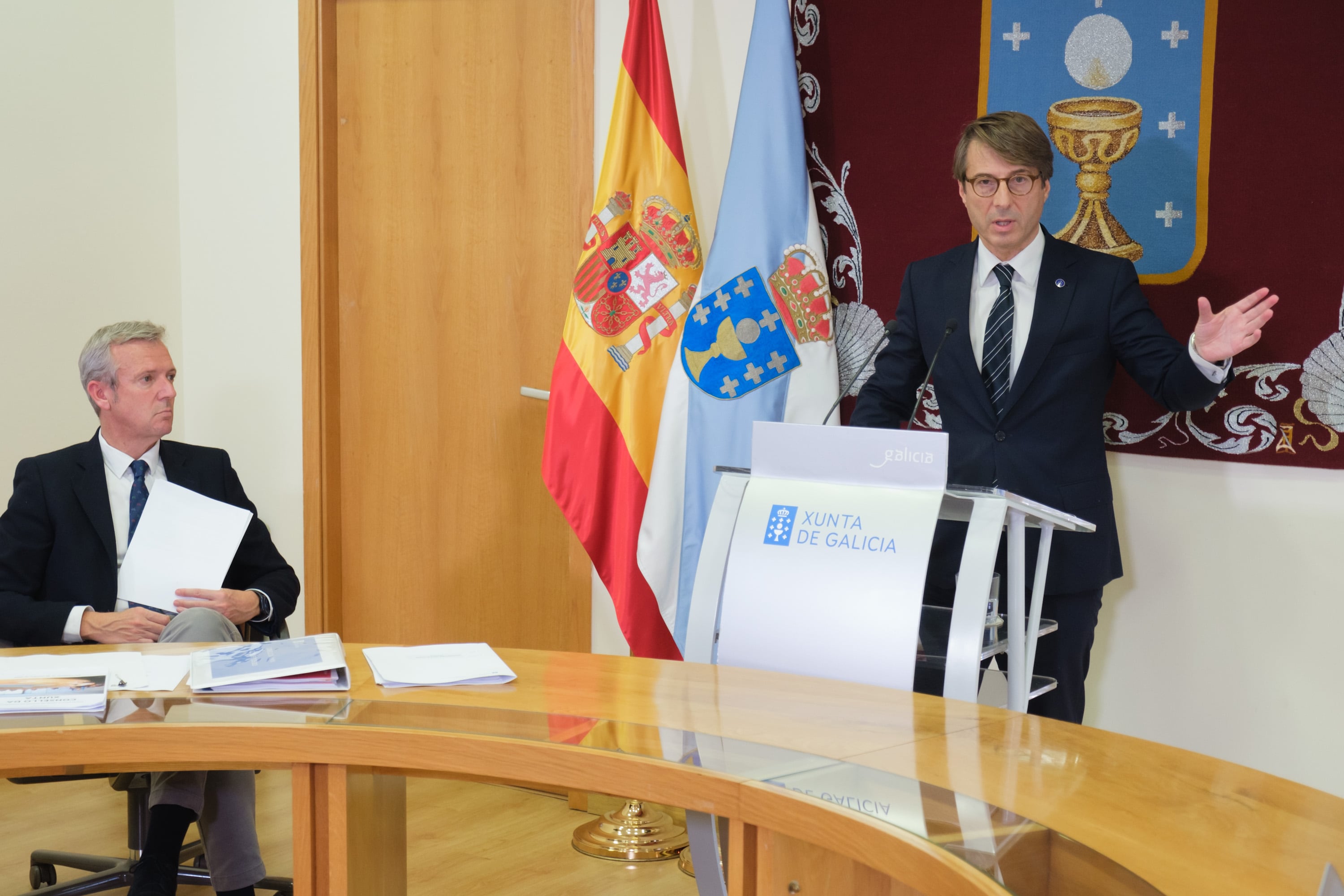 El conselleiro de Facenda, Miguel Corgos, da cuenta de los detalles del techo de gasto, ante la mirada de Alfonso Rueda en el Parlamento de Galicia