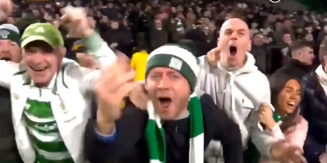 El fan del Celtic, instantes antes de caer por la barandilla