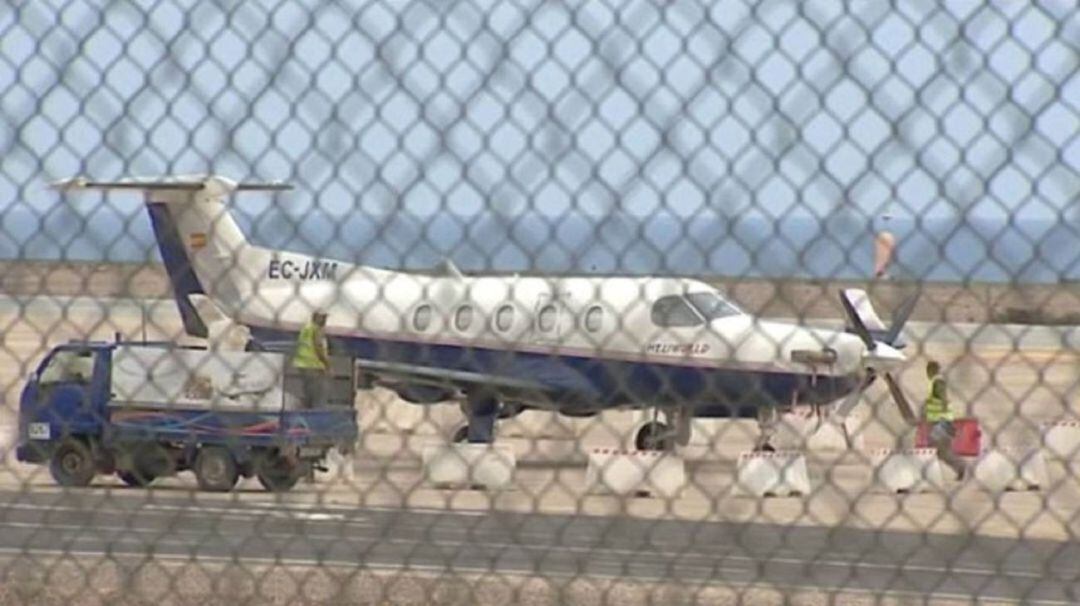 La avioneta que transportaba los 400 kilos de cocaína, en el aeropuerto de Fuerteventura.