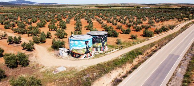 Imagen aérea de los murales en los dos depósitos de agua