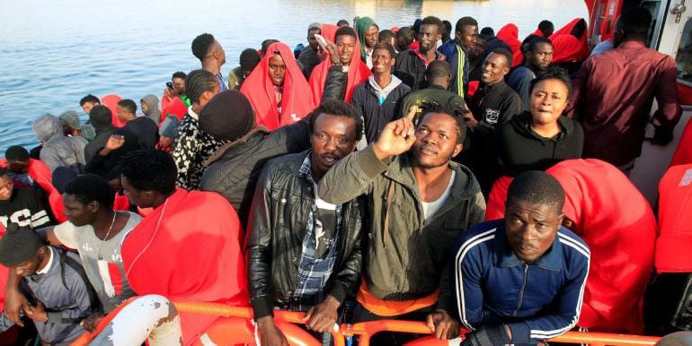 Inmigrantes rescatados, llegando al puerto de Tarifa 