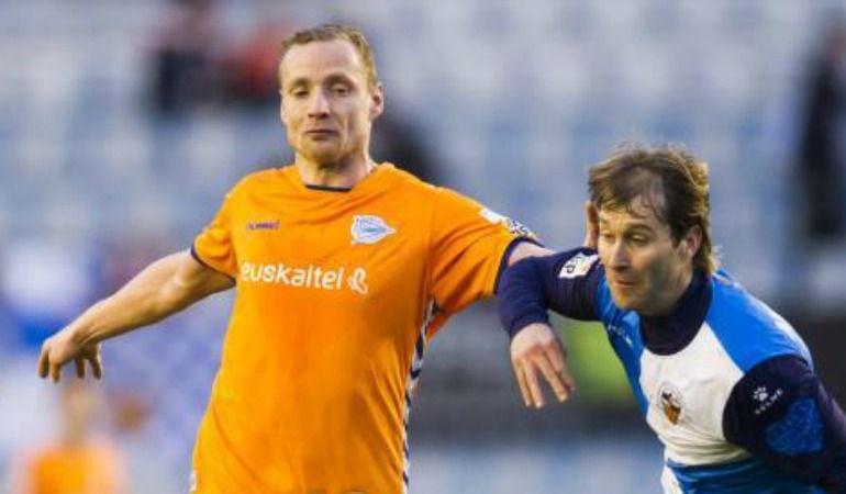 Jiri Jarosik pugnando por un balón con Aníbal.