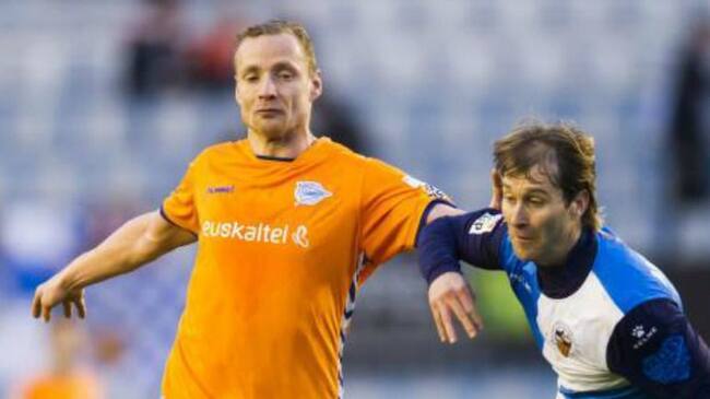 Jiri Jarosik pugnando por un balón con Aníbal.