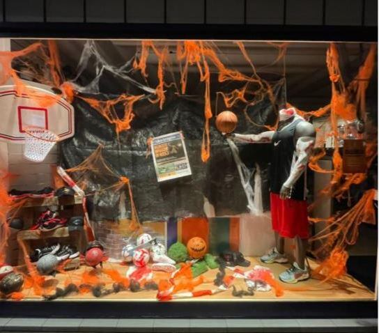 Escaparate de Intersport Huesca, ganador del concurso de escaparates Halloween