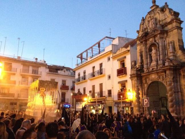 Hermandad de El Caído en calle capitulares Jueves Santo