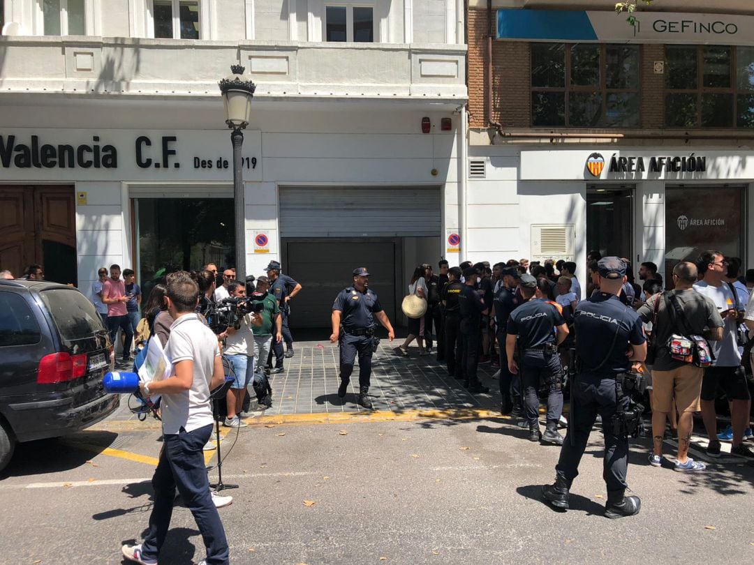 Oficinas del Valencia mientras se produce la reunión entre Mateo y Anil Murthy