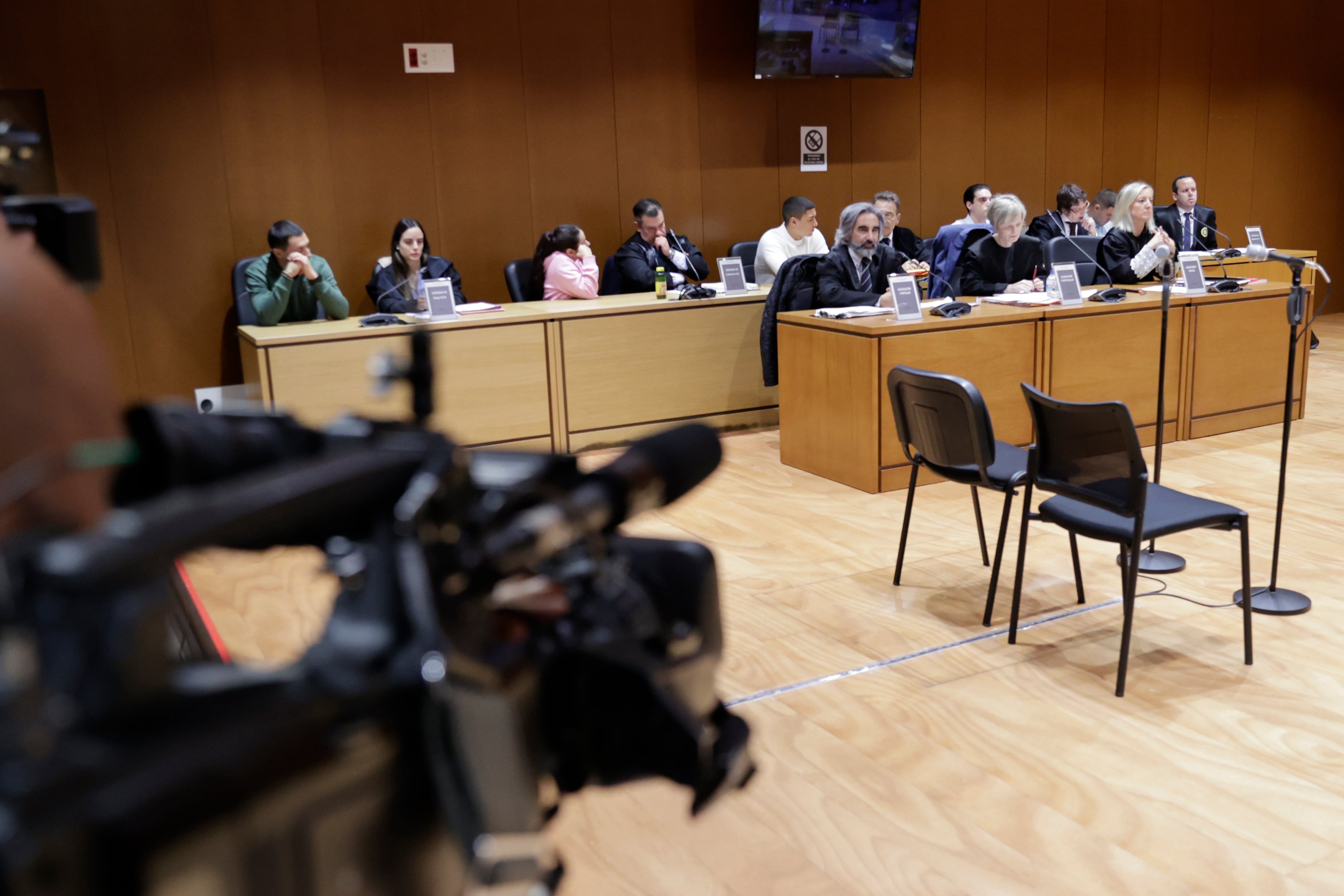 A CORUÑA, 06/11/2024.- Continúa en la Audiencia Provincial de A Coruña el juicio por el asesinato de Samuel Luiz con cinco acusados para los que la Fiscalía pide penas de entre 22 y 27 años de prisión al ver agravante de discriminación por orientación sexual. EFE/Cabalar
