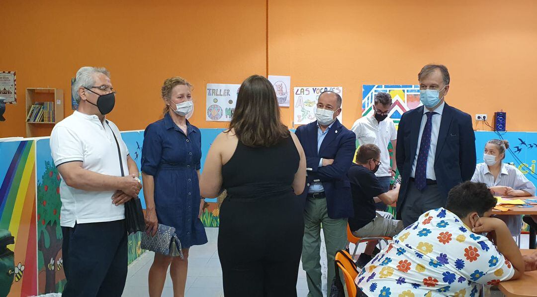 El alcalde, Emilio Sáez, junto con la presidenta de Asprona, Amalia Serna, y la coordinara del campamento urbano, Iris Milán, en una de las dos salas habilitadas del centro comercial Los Llanos.