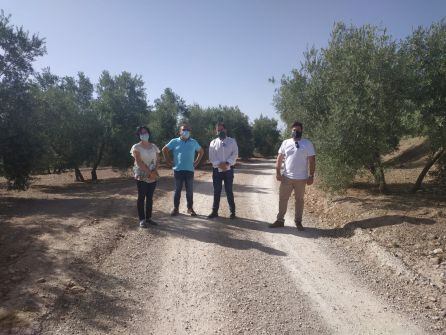 Momento de la visita a uno de los camios rurales, sobre los que se ha actuado