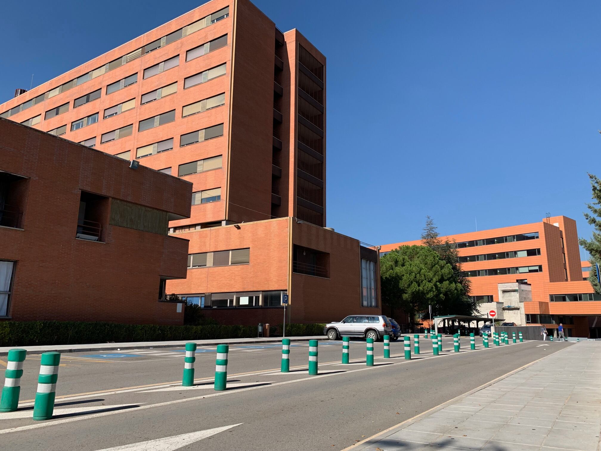 Viejo hospital en primer plano y edificio ampliación al fondo