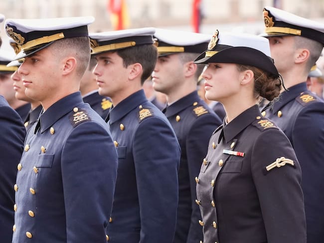 CÁDIZ, 11/1/2025.- La Princesa de Asturias, junto a sus compañeros guardiamarinas en el muelle del puerto de Cádiz momentos antes de embarcarse este sábado en el buque escuela de la Armada española Juan Sebastián de Elcano para iniciar la travesía del 97 crucero de instrucción. EFE/ Román Ríos.