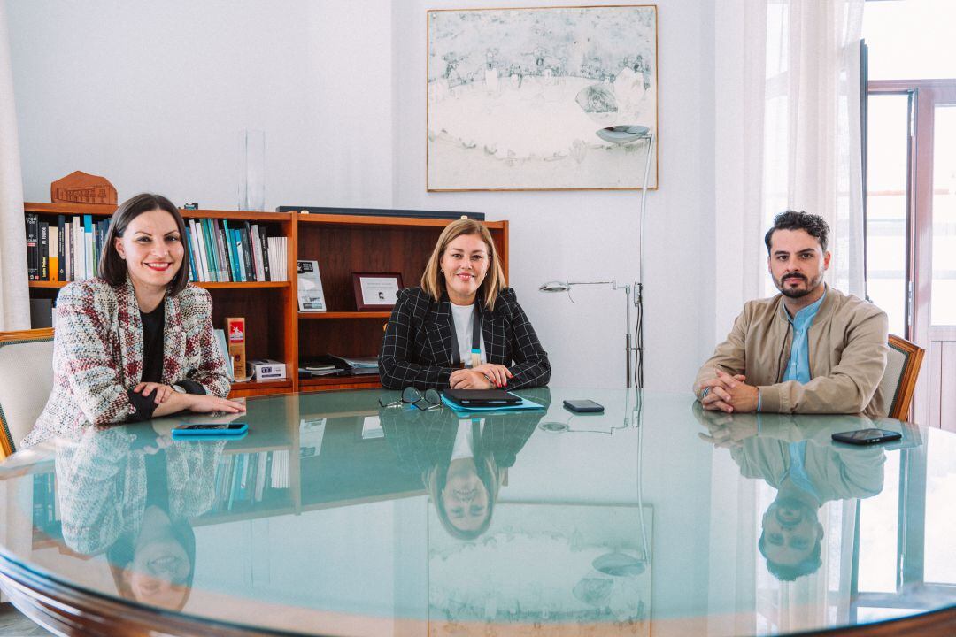 Ástrid Pérez, alcaldesa de Arrecife, junto a Migdalia Machín, secretaria general de CC en Lanzarote, y David Toledo, concejal nacionalista.